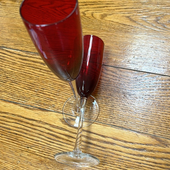 Ruby Red vintage champagne flutes with straight clear stems and bases. - Picture 2 of 6